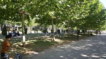 Sıcaktan bunalanlar parklarda serinliyor
