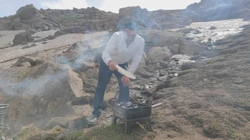 Sıcaktan bunalanlar Süphan Dağı eteklerindeki kar üzerinde piknik yaptı
