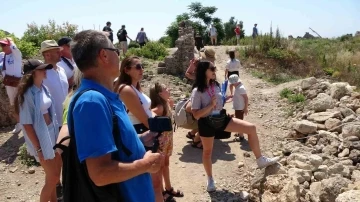 Side’ye gelen turist kafilelerinden tarihi eserlerin restorasyonuna ilgi
