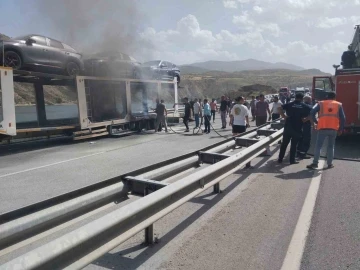 Sıfır kilometre araçlar yanmaktan son anda kurtarıldı
