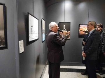 Şiir ve fotoğrafı buluşturan &quot;Nurullah Genç Görünenin Şiiri&quot; fotoğraf sergisi Üsküdar’da açıldı
