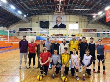 Siirt Belediyesi erkek voleybol takımı hazırlıklarını sürdürüyor
