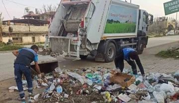 Siirt Belediyesi temizlik ekibi Hatay’da çöpleri topluyor
