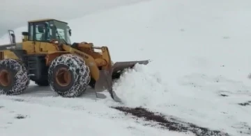 Siirt’te kar nedeniyle kapanan grup köy yolları ulaşıma açıldı
