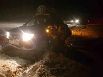 Karda mahsur kalan güvenlik korucuları ve vatandaşlar kurtarıldı