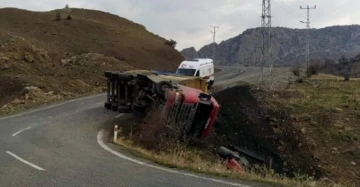 Siirt’te virajı alamayan tır devrildi:1 yaralı
