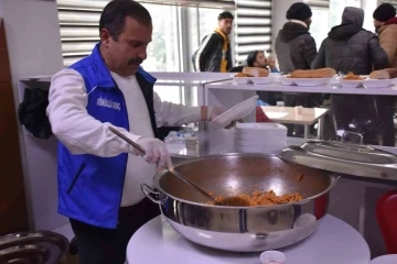 Siirt Valiliği, depremzede aileleri ağırlamaya devam ediyor
