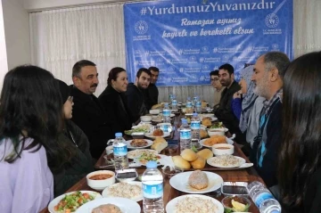 Siirt Valisi Hacıbektaşoğlu, KYK yurtlarına yerleştirilen afetzede ailelerle iftar yaptı
