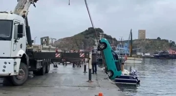 Şile Limanı’nda gece saatlerinde denize düşen otomobil çıkartıldı