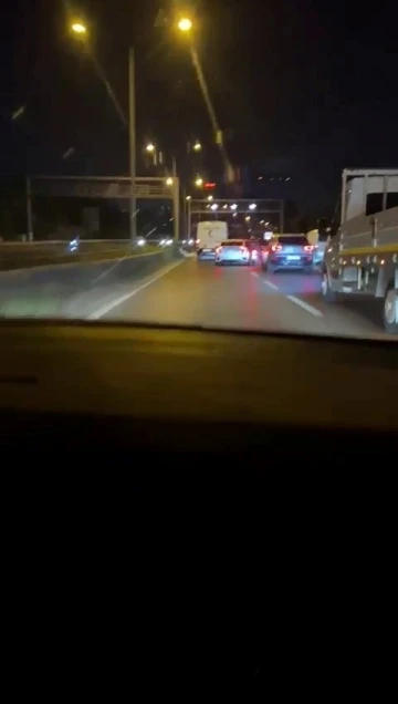 Şile otobanında makas atan sürücü motorcuyu sürükledi
