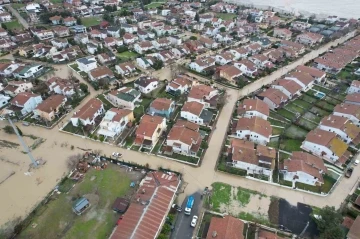 Silivri’de Altınorak Sitesi’ni yine su bastı, yollar göle döndü
