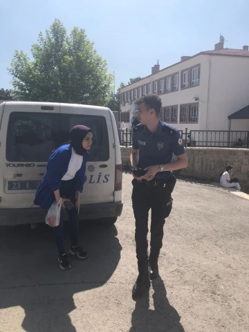 Sınava geç kalan vatandaşların yardımına polis ekipleri yetişti
