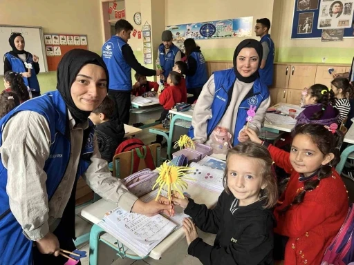 Sınavdan toplanan kalemleri süsleyerek, minik öğrencilere hediye ettiler
