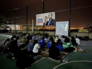 Sınavlar öncesi açık hava sinema etkinliği düzenlendi
