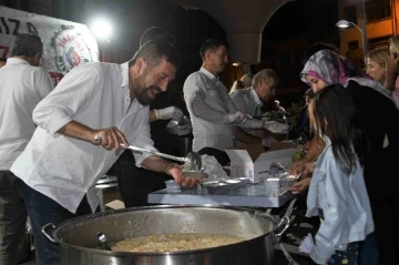 Sındırgı’da yüzlerce kişiye aşure dağıtıldı
