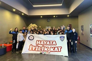 Sinemaya gitmemiş 29 depremzede öğrenci ‘Aybüke: Öğretmen Oldum Ben’ filmini izledi
