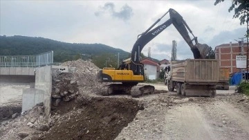 Sinop'ta sağanak nedeniyle zarar gören yol ve köprüler onarılıyor