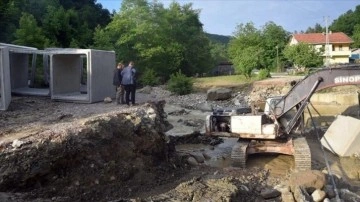 Sinop'ta sağanak sonrası zarar gören köy yolları onarılıyor