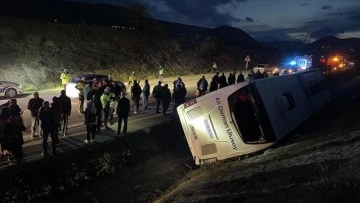 Sinop’ta yolcu otobüsü su kanalına devrildi, 9 kişi yaralandı