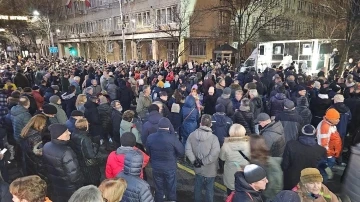 Sırbistan’da muhalefet erken genel ve yerel seçimlerin iptali için yeniden sokağa indi
