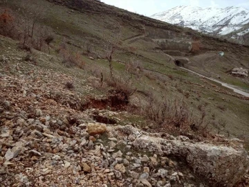 Şırnak-Hakkari yolu çökme nedeniyle trafiğe kapatıldı
