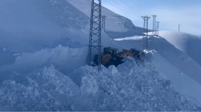 Şırnak’ta 3 metrelik karda yol açma çalışmaları sürüyor
