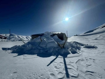 Şırnak’ta çatılar kara dayanamadı
