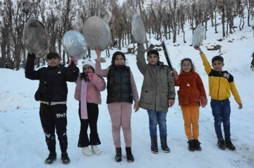 Şırnak’ta çocuklar leğenle kaymanın keyfini çıkardı
