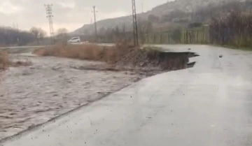 Şırnak’ta dereler taştı, yol çöktü
