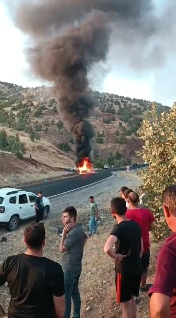 Şırnak’ta lüks otomobil alevler içinde kaldı
