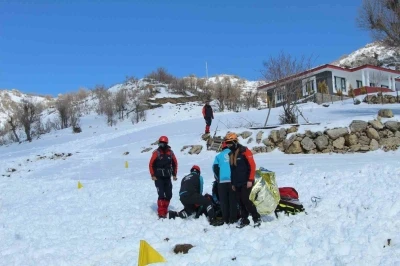 Şırnak’ta nefes kesen çığ tatbikatı
