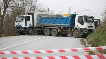 Sırpların Kosova'nın kuzeyinde kurduğu barikatlar kaldırılmadı