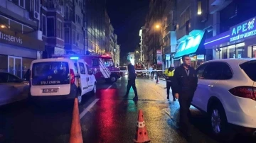 Şişli Abide-i Hürriyet Caddesi’nde binadan düşen parçalar nedeniyle yol trafiğe kapatıldı
