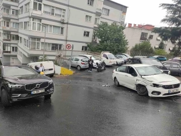 Şişli’de facianın eşiğinden dönüldü: Market kamyonu yokuş aşağı kayarak 7 araca çarptı
