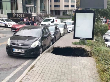 Şişli’de kaldırım çöktü, çukura düşen kadın yaralandı
