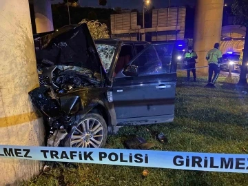 Şişli’de tünelden çıkan lüks cip hızını alamayarak beton direğe çarptı: 1’i ağır 4 yaralı
