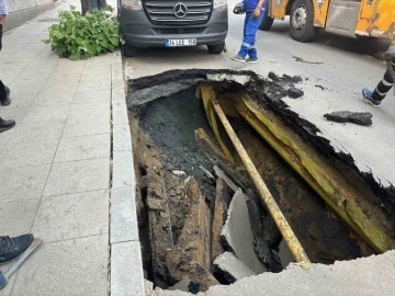 Yol çöktü: 2 araç oluşan çukura düştü