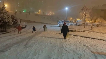 Sitemle sevinci bir arada yaşayan çocukların kar heyecanı güldürdü
