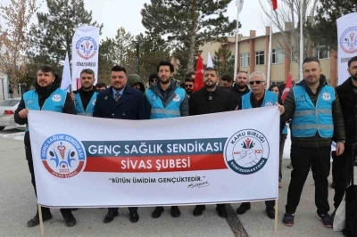 Sivas’ta sağlık çalışanları üniversite hastanesindeki sorunlara dikkat çekmek için toplandı
