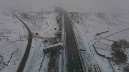 Sivas’ta yoğun kar yağışı zincirleme trafik kazasına yol açtı
