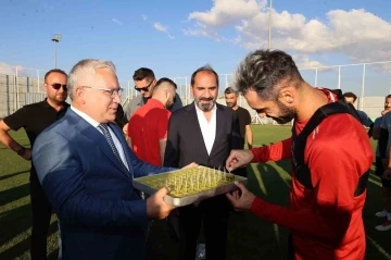 Sivas Valisi Yılmaz Şimşek’ten Sivasspor’a baklava ikramı
