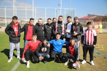 Sivasspor taraftarından, Rey Manaj’a sürpriz kutlama
