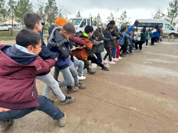 Siverek’te köy öğrencilerine hamburger ikram edildi, öğrenciler doyasıya eğlendi
