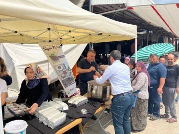 Siyah pirinçle yapılan aşure ikram edildi
