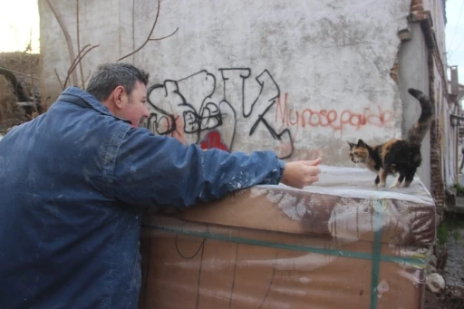 Sokak hayvanlarını bir kere besledi, o gün bu gündür beslemeye devam ediyor
