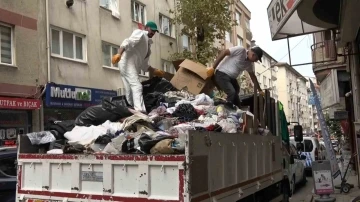 Sokak sokak çöp topladı, babasının evinde biriktirdi
