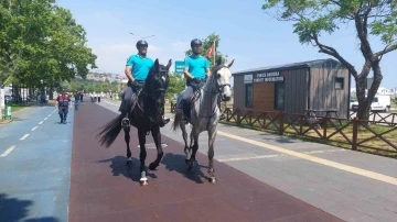 Sokakta atlı jandarmaları görenler hayret etti