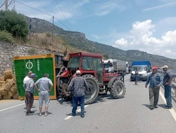 Söke’de saman yüklü traktör devrildi
