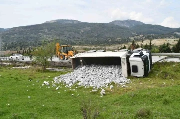 Söke’de taş yüklü kamyon devrildi
