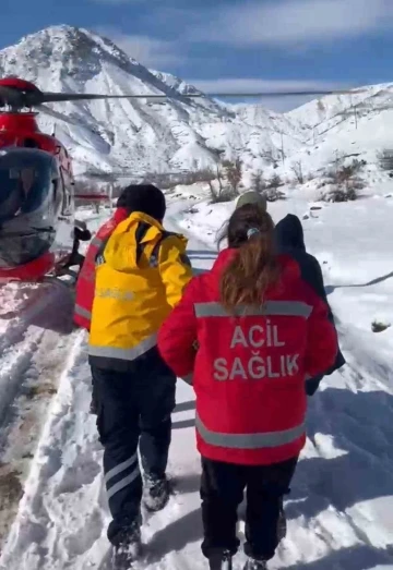 Solunum sıkıntısı çeken çocuk helikopterle hastaneye ulaştırıldı
